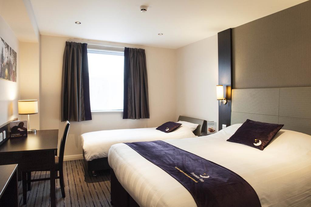 Premier Inn Epsom South Szoba fotó