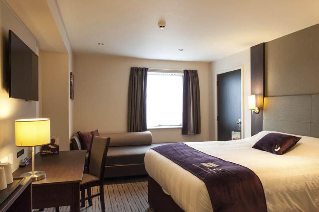 Premier Inn Epsom South Szoba fotó