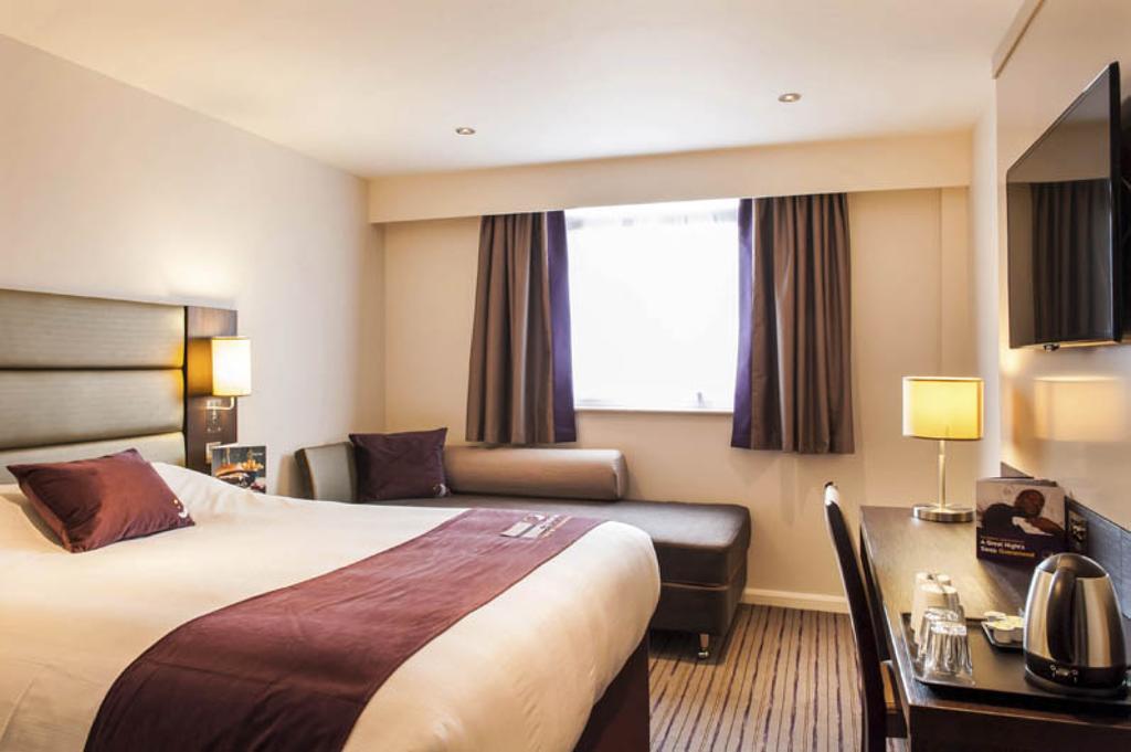 Premier Inn Epsom South Szoba fotó