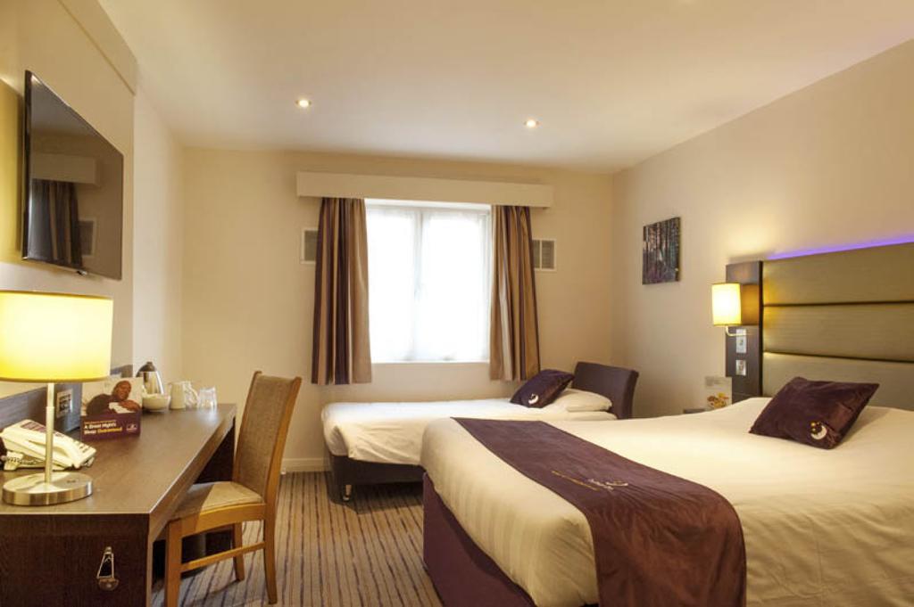 Premier Inn Epsom South Szoba fotó