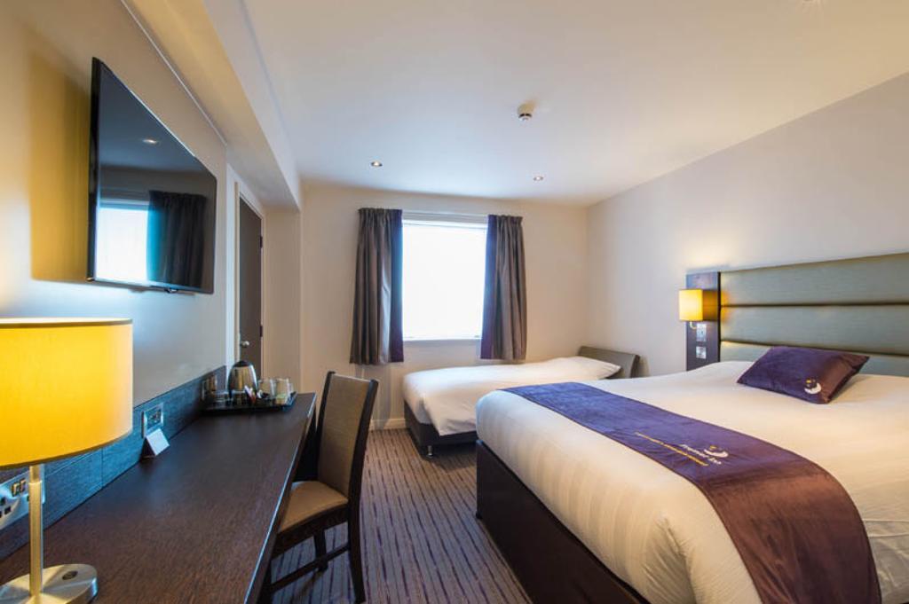 Premier Inn Epsom South Szoba fotó