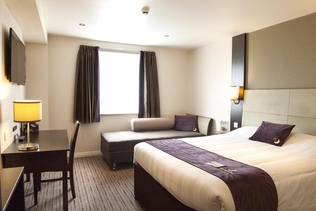 Premier Inn Epsom South Kültér fotó
