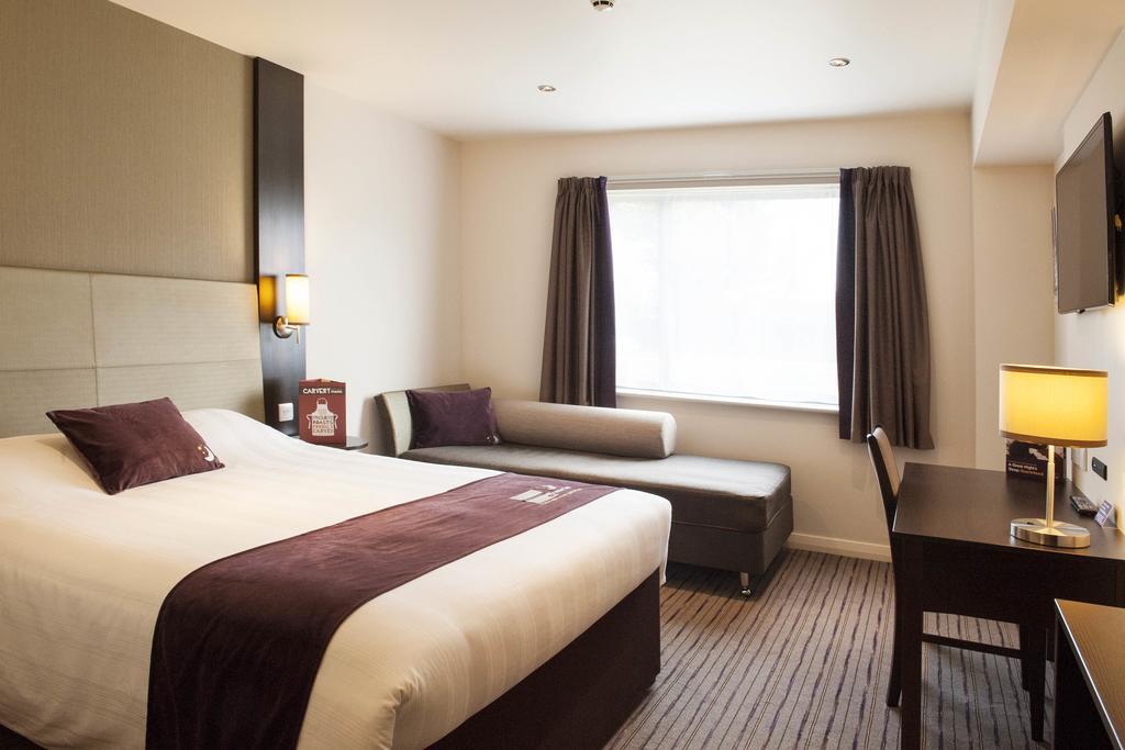 Premier Inn Epsom South Szoba fotó