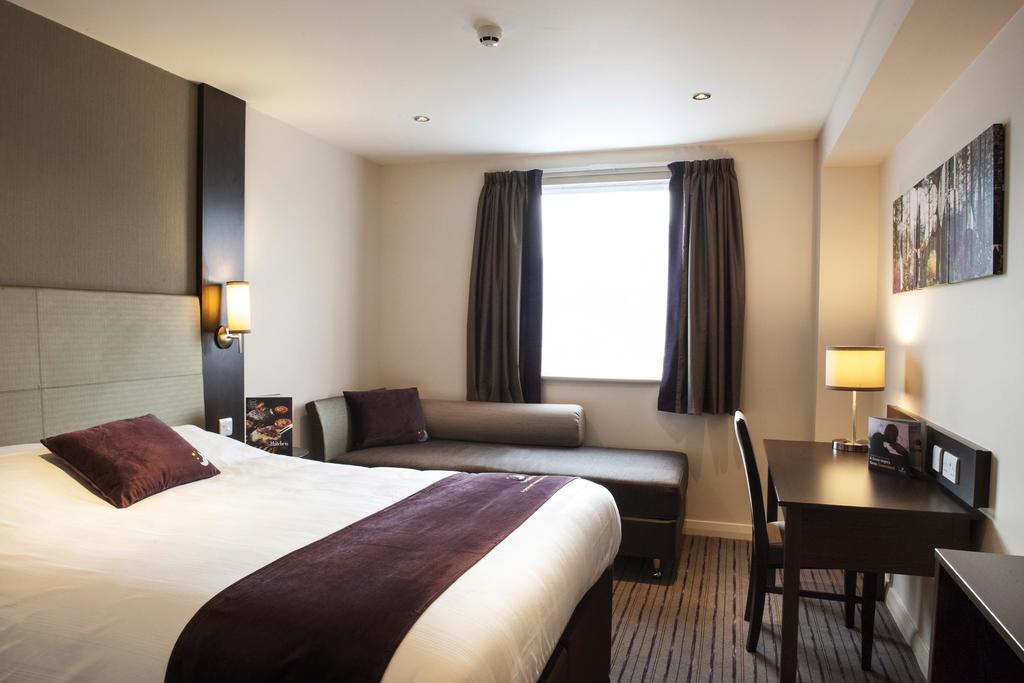 Premier Inn Epsom South Szoba fotó