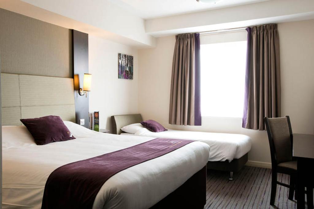 Premier Inn Epsom South Szoba fotó