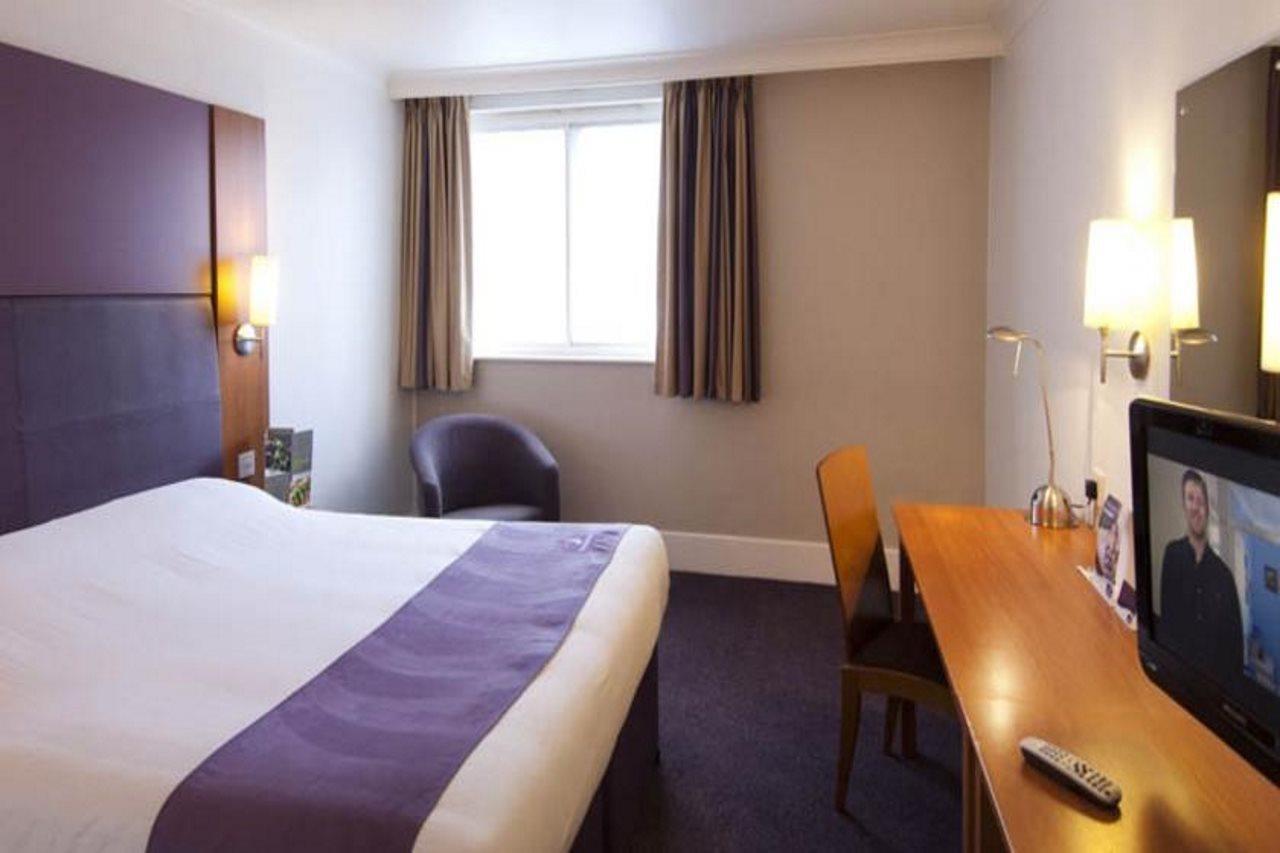 Premier Inn Epsom South Kültér fotó