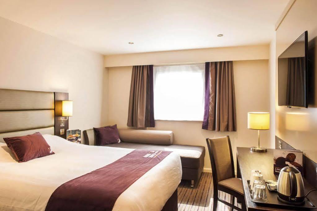 Premier Inn Epsom South Kültér fotó